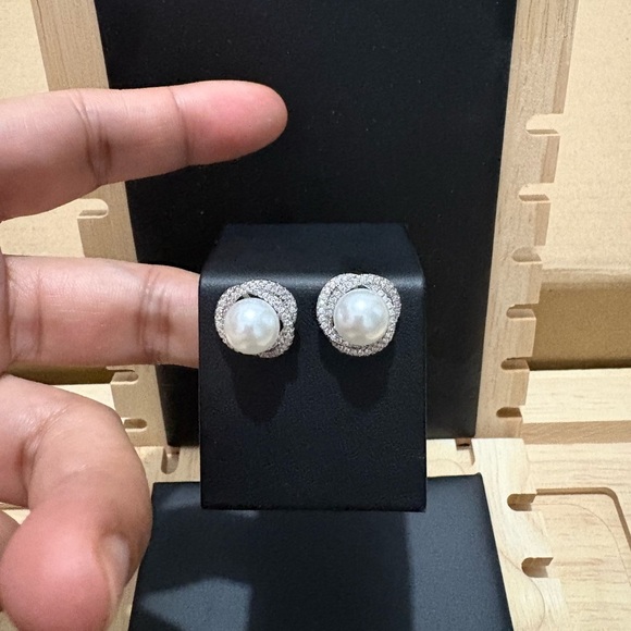 Pearl silver tone stud earrings - Picture 3 of 4